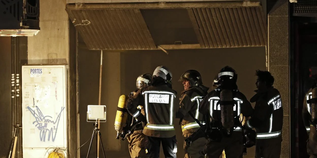 Los bomberos intervienen en un incendio en un aparcamiento subterráneo de la calle Fortaleza en Triana