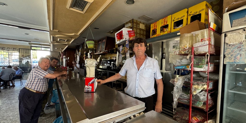 LA ÚLTIMA PESETA DE ARAHAL CIERRA DESPUÉS DE 63 AÑOS ATENDIENDO A «TRABAJADORES»