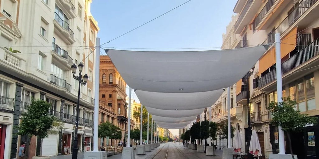 Limitado hasta Puerta Jerez el tranvía al caer un toldo de la avenida
