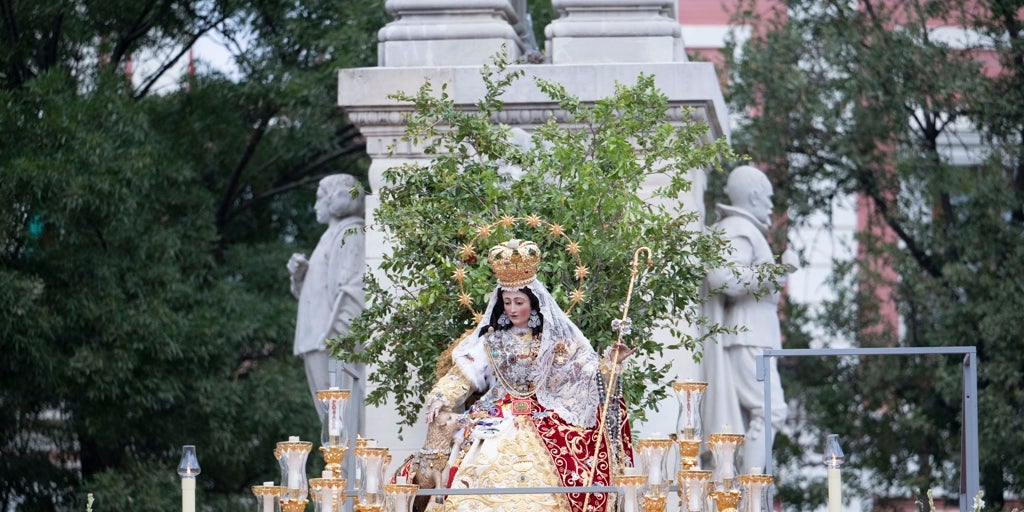 La Pastora de Santa Marina regresa coronada a su capilla