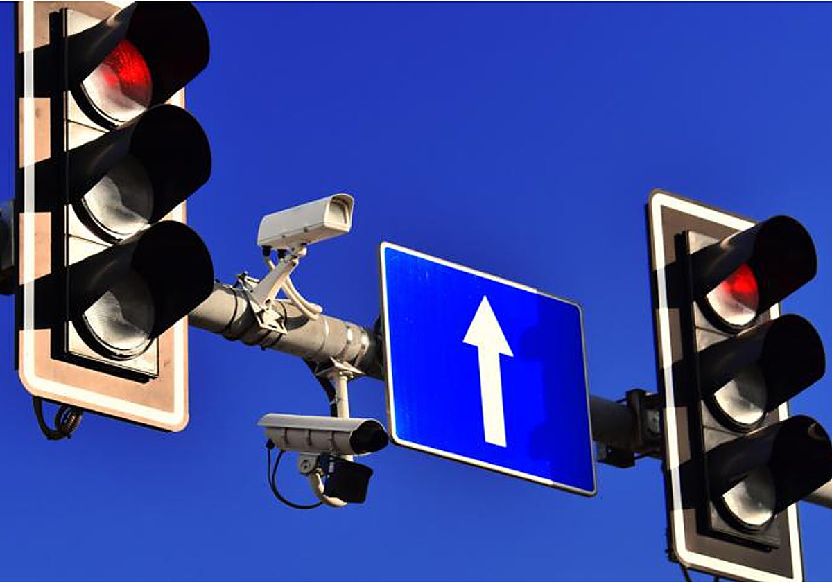Imagen de archivo de un semáforo con radares de la DGT