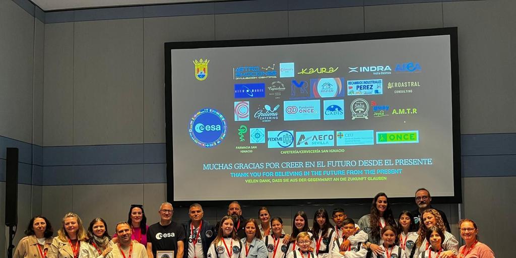 El colegio sevillano de la Constitución Lunar se reúne con Pedro Duque en una visita a la sede de Hispasat