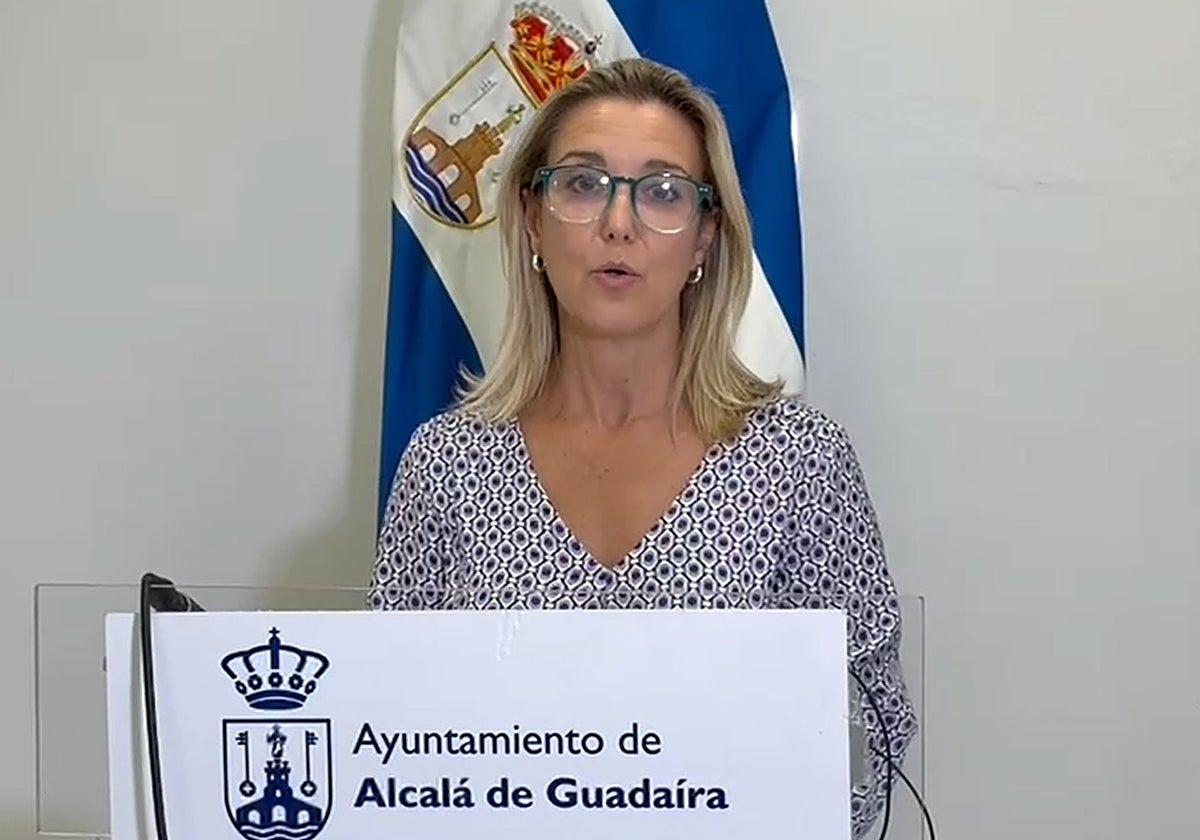 Ana Isabel Jiménez, alcaldesa de Alcalá de Guadaíra, en su comparecencia ante los medios