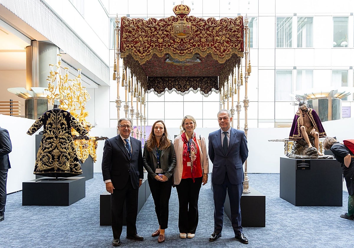 El alcalde y Zoido junto a la cordinadora de Propiedad Intelectual de la UE