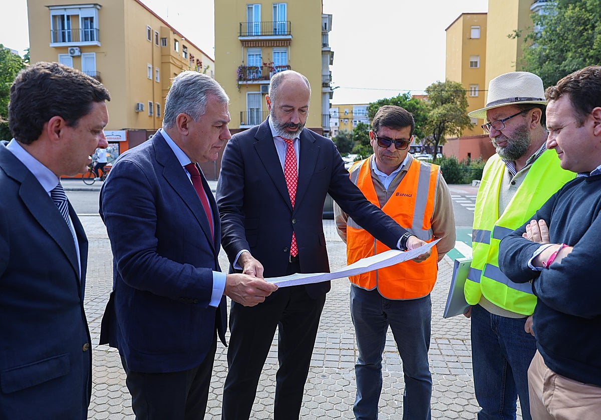 El alcalde de Sevilla, José Luis Sanz, en su visita a la ronda del Tamarguillo en las obras de asfaltado el pasado año
