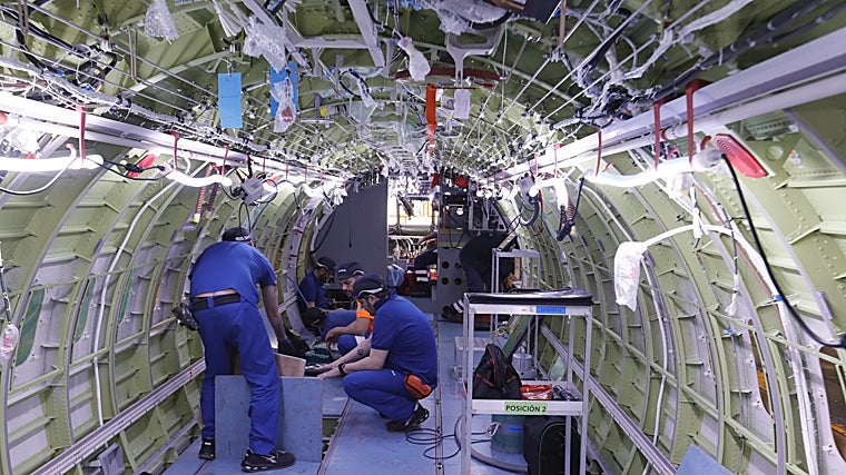 Operarios trabajando en el interior del avión C295, un modelo que se ensambla en Sevilla