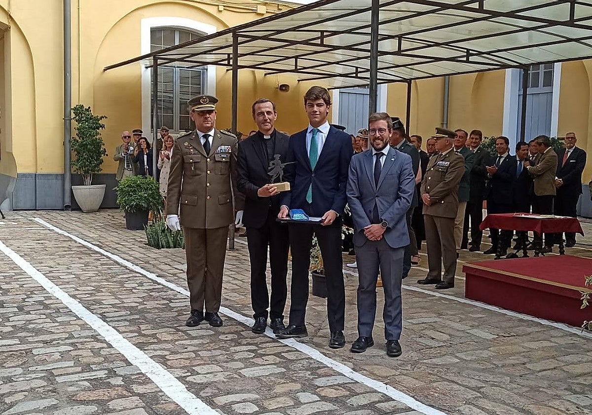 Entrega de la distinción al alumno ganador del concurso Carta a un militar española
