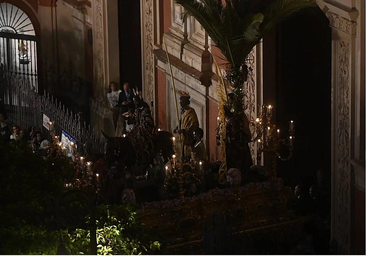 La Borriquita en la noche del Domingo de Ramos