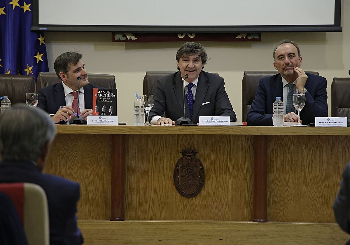 Manuel Marchena, junto al decano del Colegio de Abogados de Sevilla (centro), en un acto en el Colegio