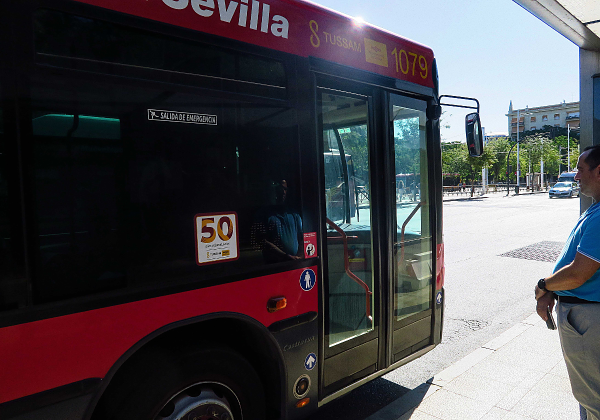 Autobús de Tussam en una parada de regulación