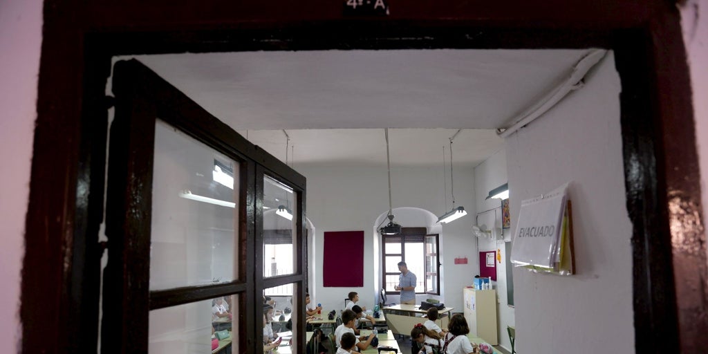 Un maestro de Sevilla obtiene la jubilación por los dolores de espalda pese al rechazo de Educación y la Seguridad Social