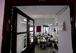 Un maestro de Sevilla obtiene la jubilación por los dolores de espalda pese al rechazo de Educación y la Seguridad Social