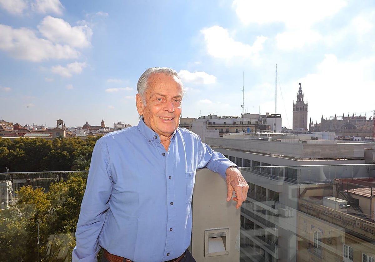 Eduardo Strauch, en la terraza del hotel Inglaterra con la Giralda como telón de fondo