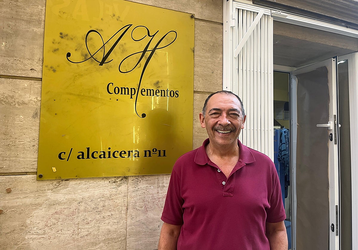 Antonio Hierro sonríe junto a la entrada de su tienda de complementos en Sevilla