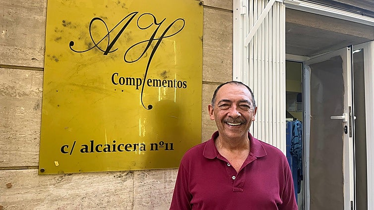 Antonio Hierro echa el cierre en la Alcaicería de la Loza: «Trataba a mis clientes igual que a mis costaleros»