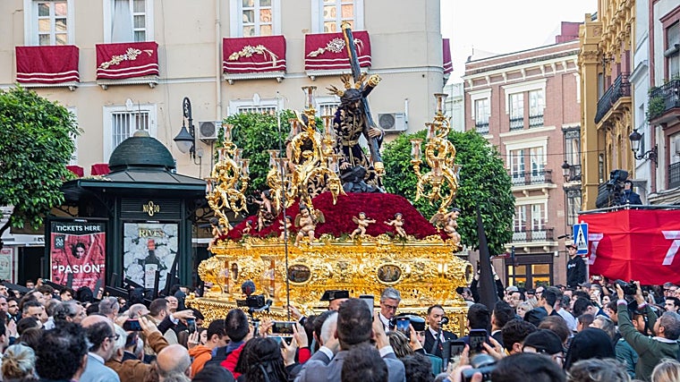 Antonio Hierro, delante del paso de misterio del Señor de San Isidoro