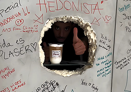 Abre en Sevilla una nueva cafetería de especialidad: no se puede entrar y te atienden por un agujero