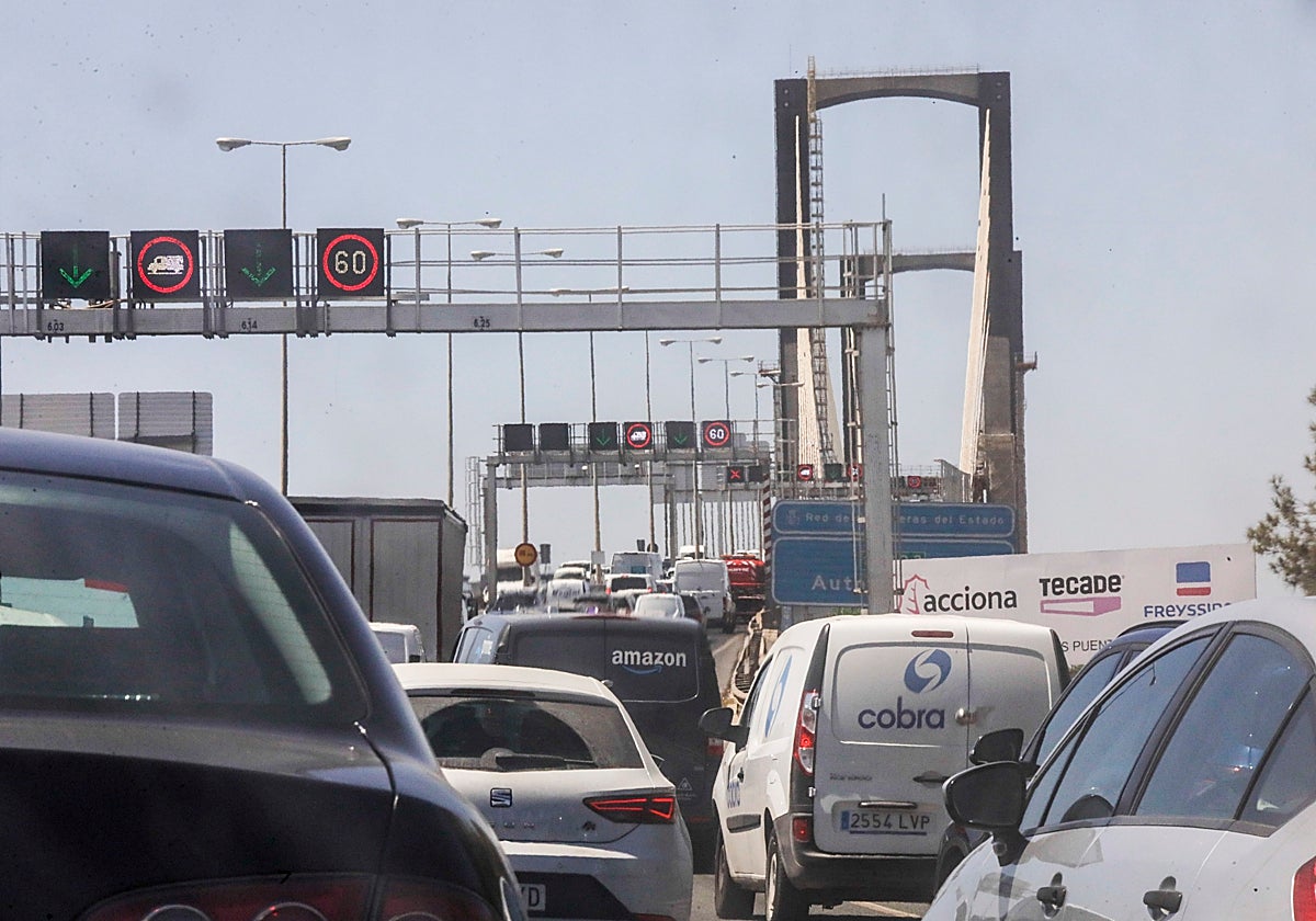 Atasco en el puente del Centenario, que ahora está en obras para su ampliación
