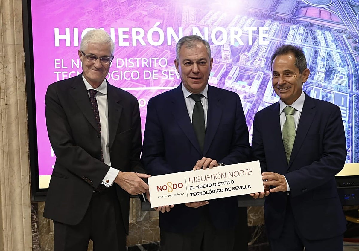 El responsable de Iberdrola Inmobiliaria, Juan Castellano; el alcalde de Sevilla, José Luis Sanz y el delegado de Iberdrola en Andalucía, Antonio Fernández, posan ante los medios