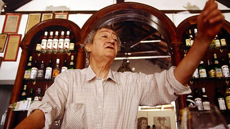 Silvio, detrás de la barra de un bar