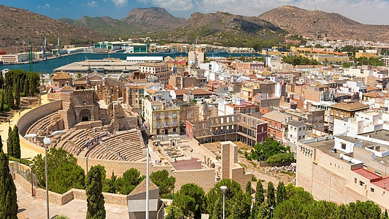 Vista general de Cartagena con su teatro romano y el puerto natural al fondo, escenario de la antigua Carthago Nova, conquistada por Escipión en el 209 a. C. y convertida en una de las principales bases romanas en Hispania