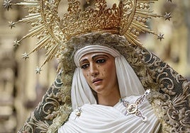 La Esperanza de Triana ya está en las andas para su misión en el Polígono Sur de Sevilla