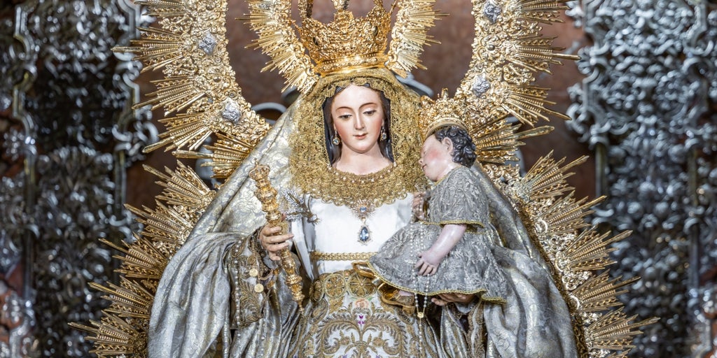 La Virgen del Rosario preside el altar mayor de la basílica de la Macarena