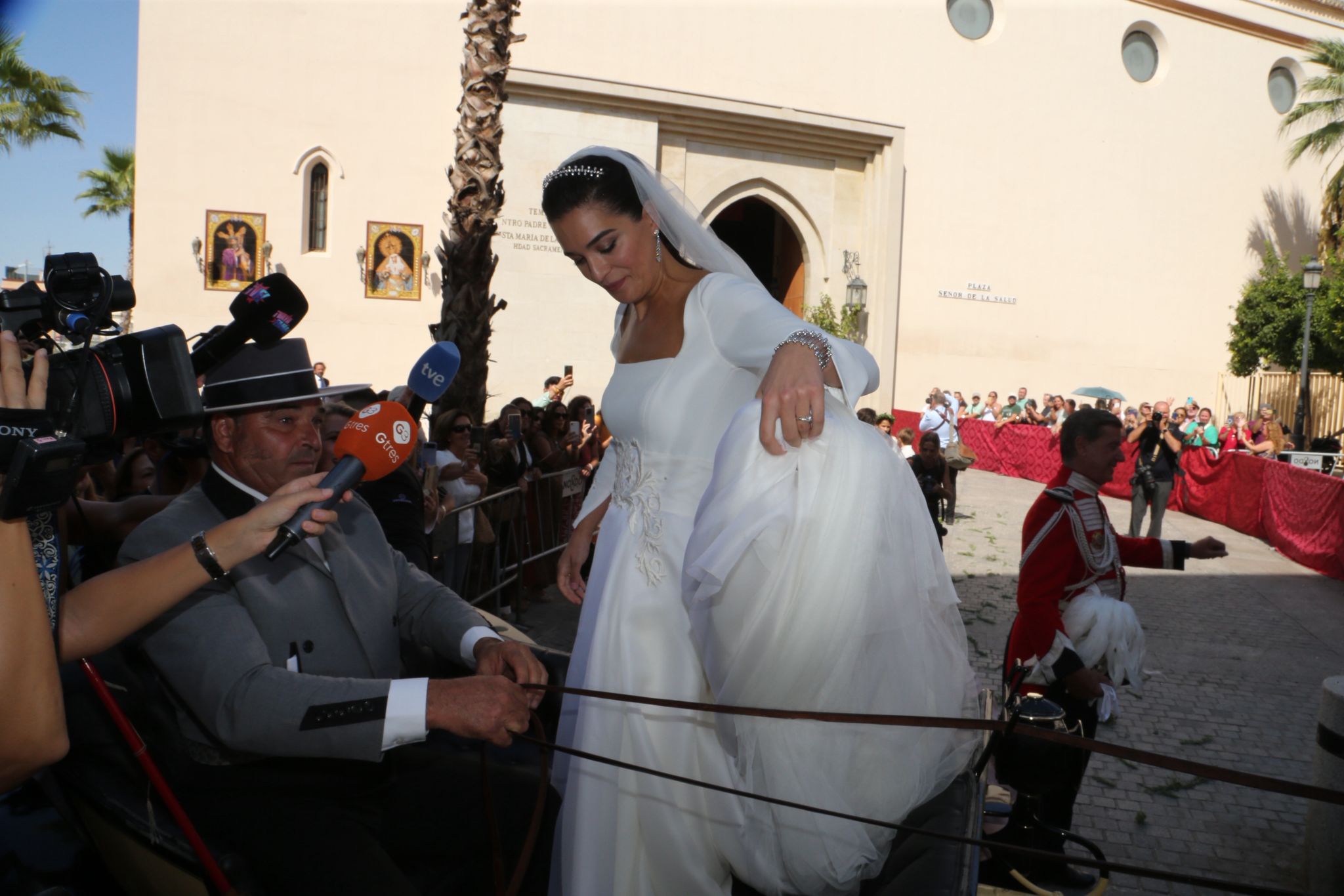 Bárbara Mirjan sentándose en el coche de caballos