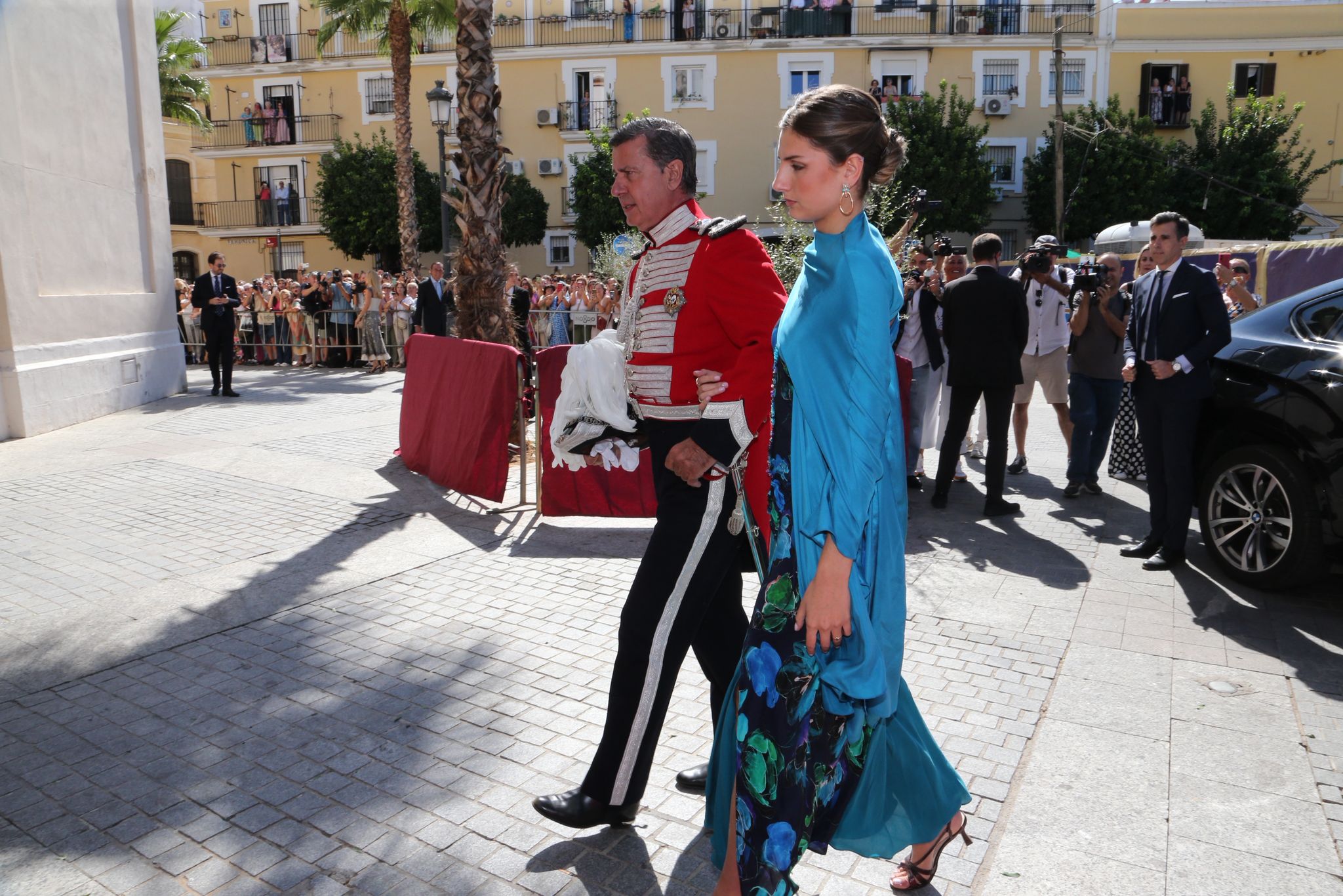 El novio entrando en el templo junto a su hija, Amina Martínez de Irujo