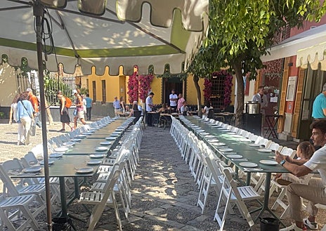 Imagen secundaria 1 - Multan a un bar de Sevilla por poner 75 sillas cuando sólo tenía autorizadas ocho para veladores