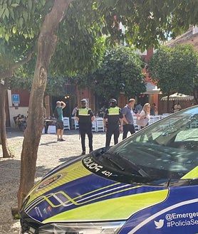 Imagen secundaria 2 - Multan a un bar de Sevilla por poner 75 sillas cuando sólo tenía autorizadas ocho para veladores