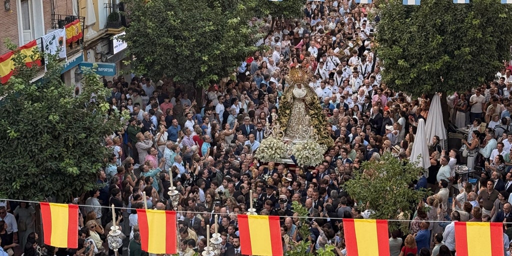 Monolito, alfombra y el Ave María de una soprano: así pasó la Esperanza de Triana por la calle Asunción