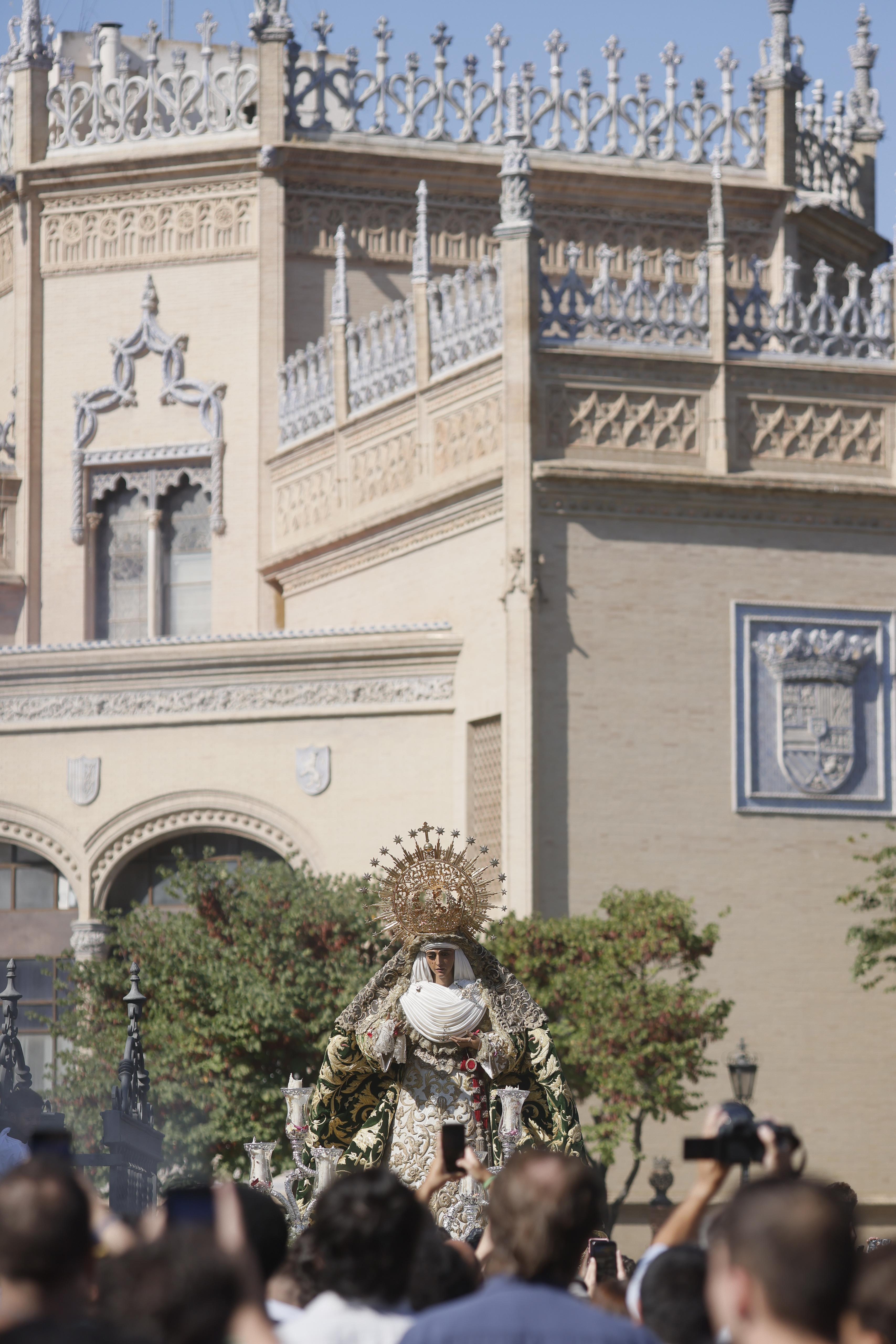 La Esperanza de Triana con el Pabellón Real de fondo