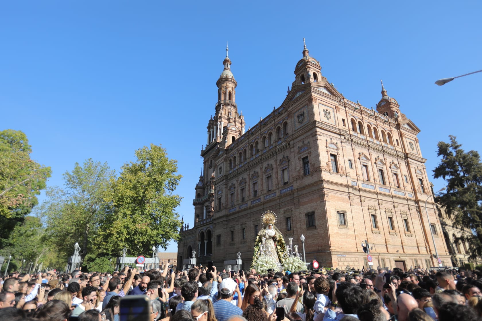 La dolorosa deja atrás la Plaza de España