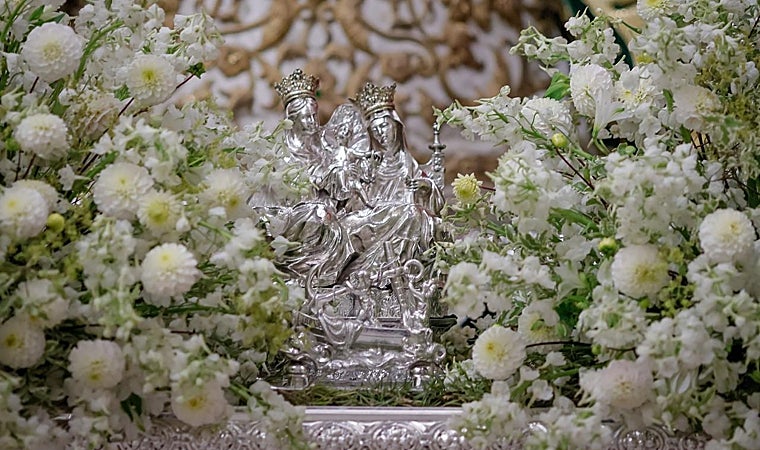 Detalle de la delantera de las andas con el conjunto de Santa Ana