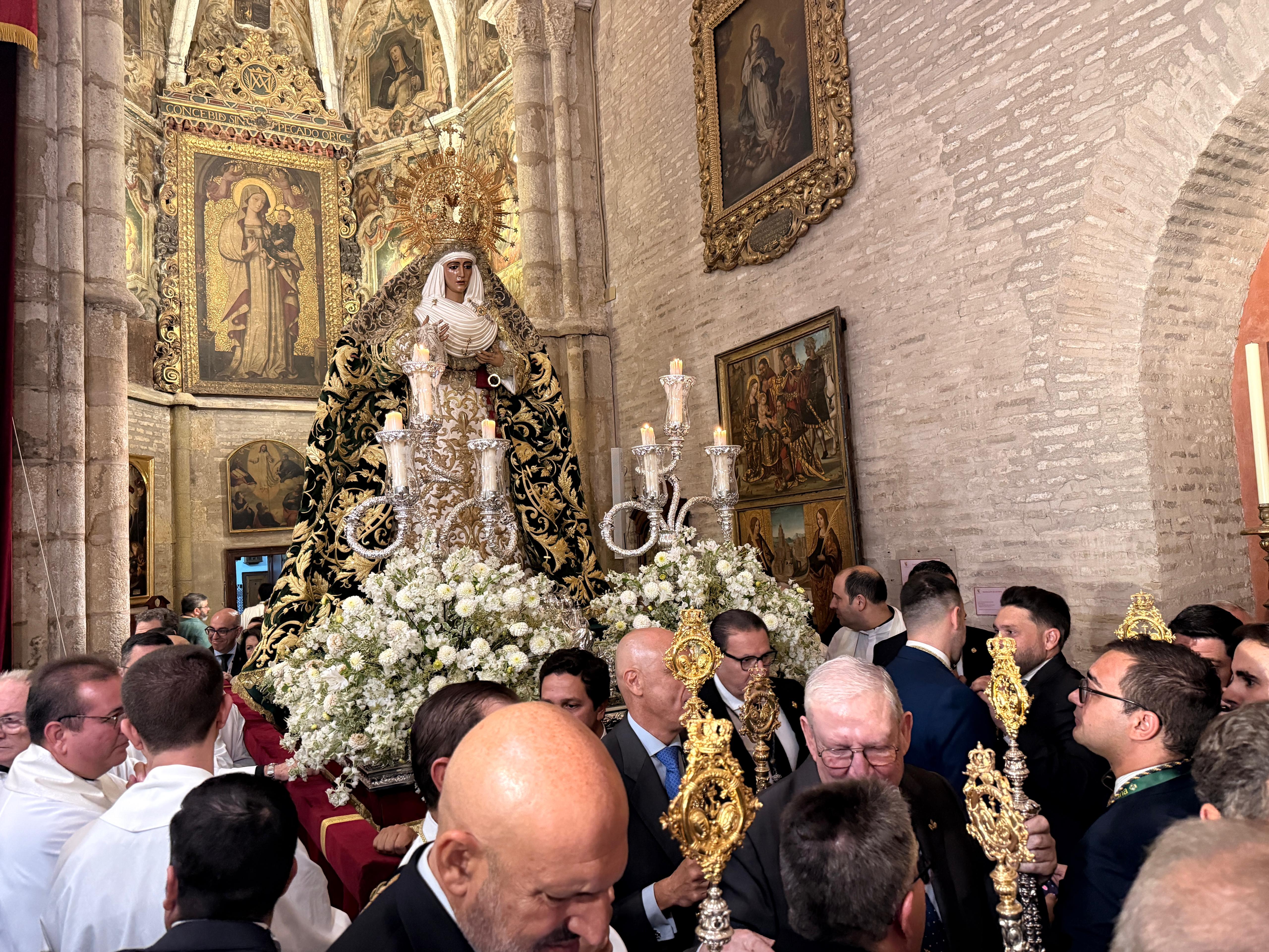 En el interior de la parroquia de Santa Ana