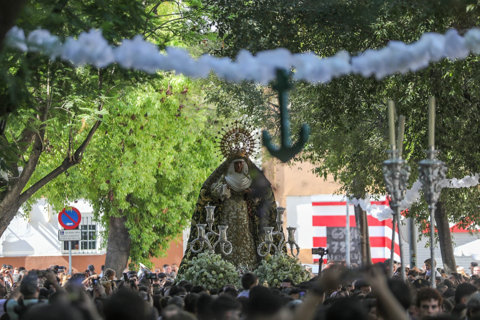 Multitud rinde culto a la Esperanza en el Polígono Sur