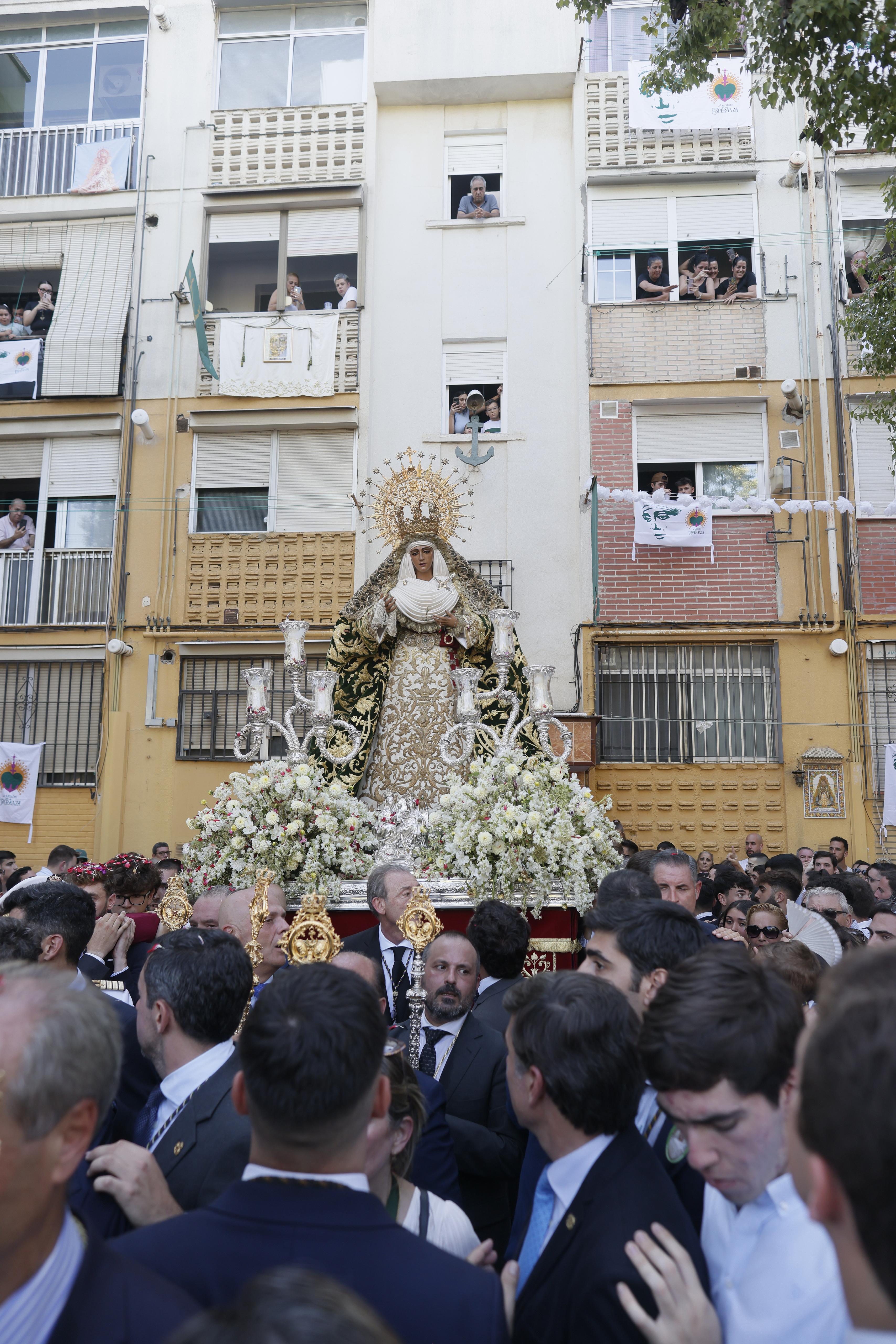 Los balcones llenos se rinden ante el paso de la Virgen