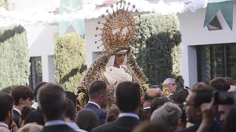 La Esperanza de Triana, ya en el interior de la parroquia San Pío X de la barriada de Las Letanías, en el Polígono Sur
