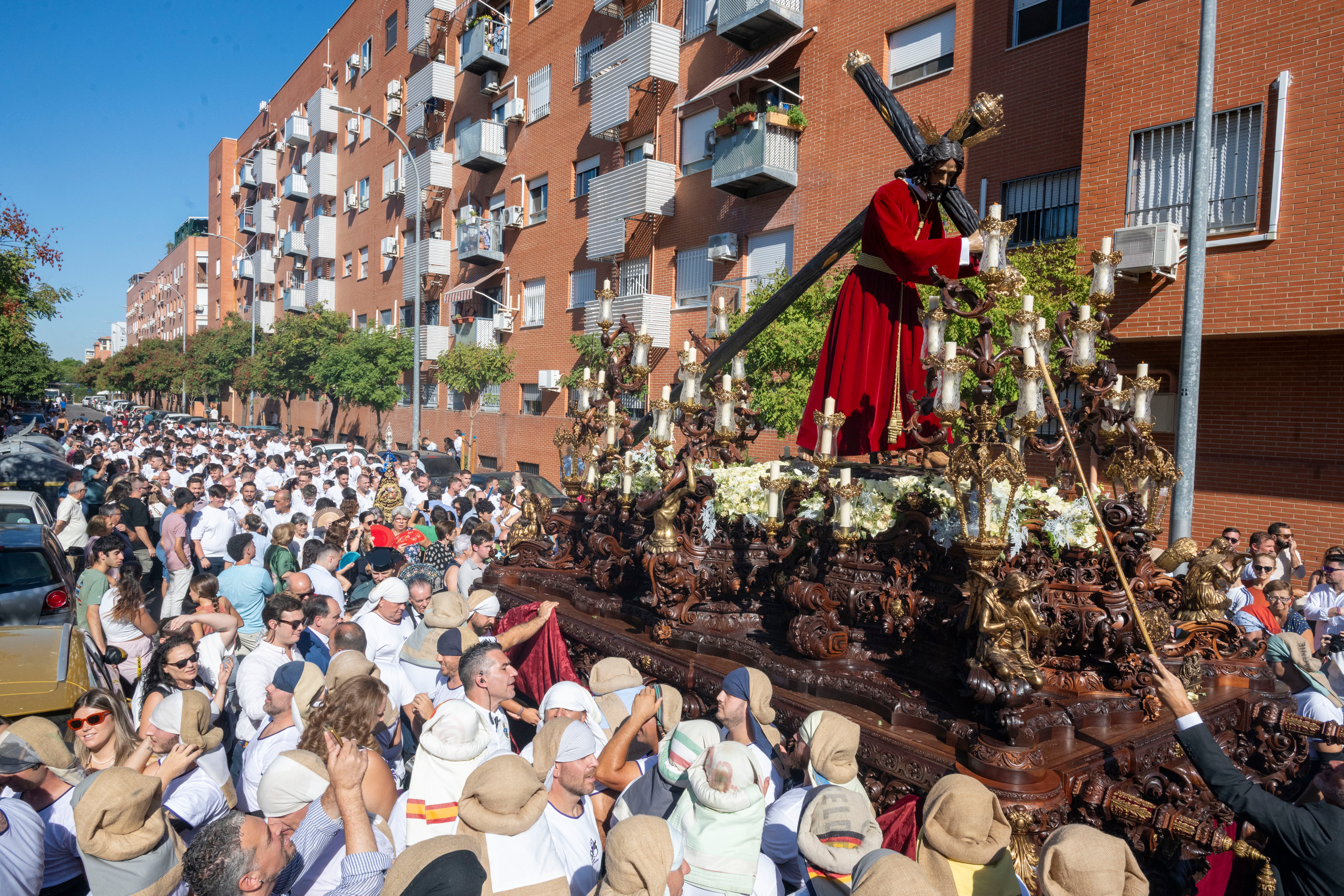 La procesión extraordinaria del Señor del Divino Perdón, en imágenes