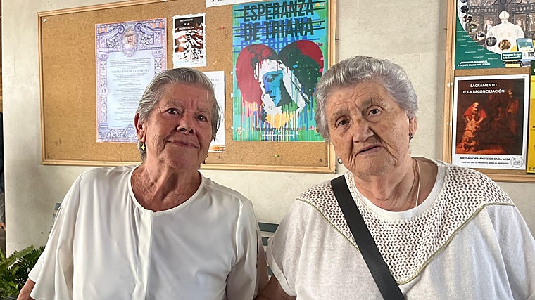 Las vecinas de La Oliva Dolores y Antonia, de izquierda a derecha, en la parroquia San Pío X