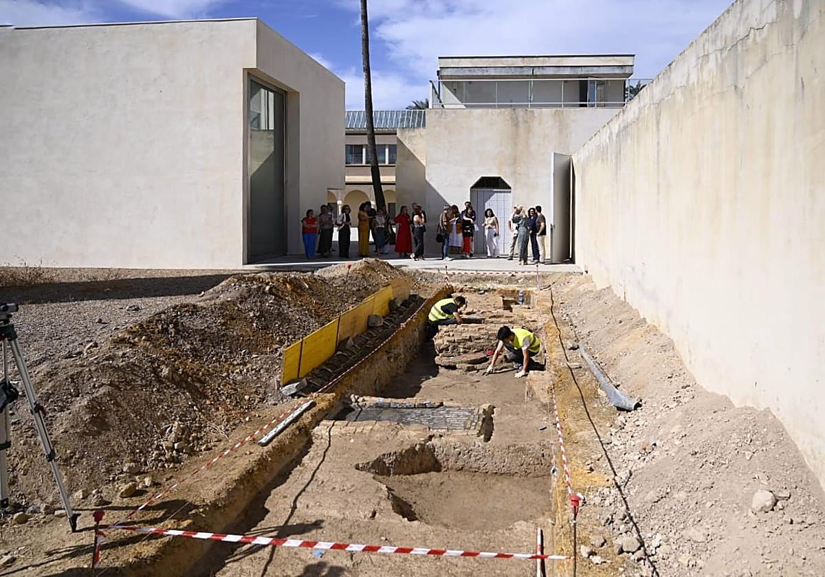 Visita a los trabajos arqueológicos en el Claustro de Legos del monasterio de Santa María de las Cuevas, sede del IAPH