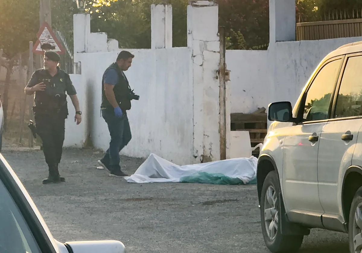 Agentes de la Guardia Civil en la zona del crimen