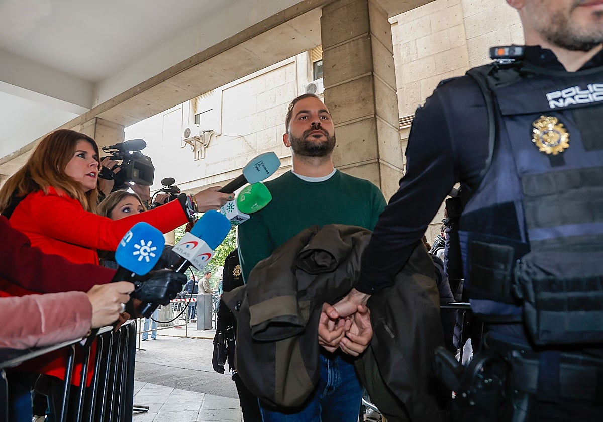 Antonio Tejado, esposado y guiado por la Policía Nacional, llega a los juzgados de Sevilla a declarar en marzo de 2024