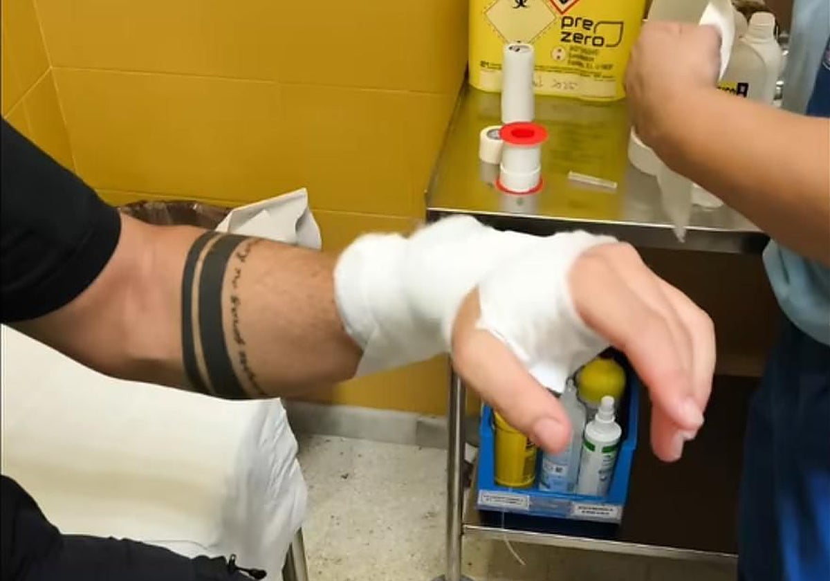 El agente herido tuvo que ser asistido en el centro de salud de Marchena