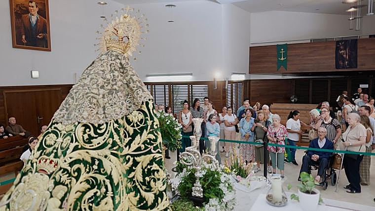 Los mayores del Polígono Sur, a las plantas de la Virgen