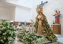 La Esperanza de Triana, más cercana a los fieles en el presbiterio de la parroquia de San Pío X