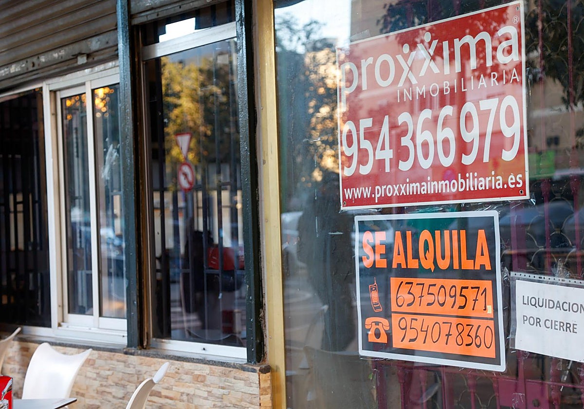 Un cartel de 'se alquila' en un local de Sevilla