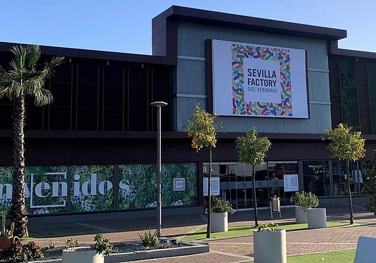 Entrada principal del centro comercial Sevilla Factory de Dos Hermanas