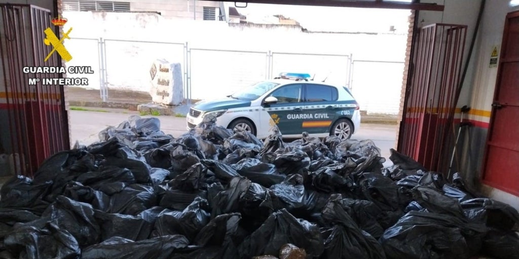 La Guardia Civil interviene 300 kilos de picadura de tabaco ocultos en un vehículo en Carmona